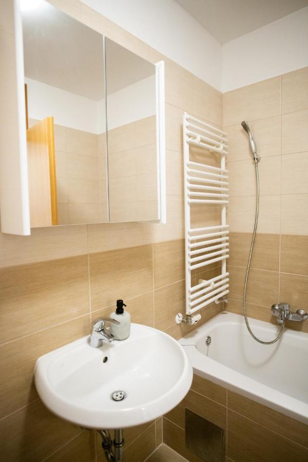 Apartman Martes สลาวอนสกีบรอด ภายนอก รูปภาพ